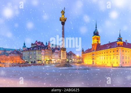 Schlossplatz mit der königlichen Burg, bunte Häuser und Sigismund Spalte in der Altstadt während der Verschneiten morgen Blaue Stunde, Warschau, Polen. Stockfoto