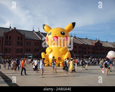 YOKOHAMA, KANAGAWA, JAPAN - 6. August 2019: Riesige Pikachu an der Pikachu Ausbruch! 2019 Veranstaltung in der Hafengegend Yokohama Minato Mirai Gegend in Japan. Stockfoto