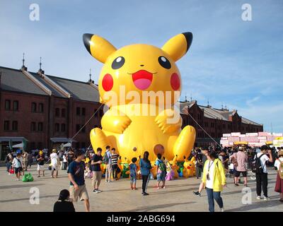 YOKOHAMA, KANAGAWA, JAPAN - 6. August 2019: Riesige Pikachu an der Pikachu Ausbruch! 2019 Veranstaltung in der Hafengegend Yokohama Minato Mirai Gegend in Japan. Stockfoto