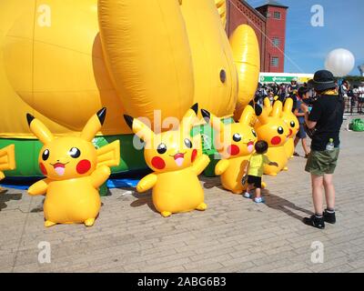 YOKOHAMA, KANAGAWA, JAPAN - 6. August 2019: Riesige Pikachu an der Pikachu Ausbruch! 2019 Veranstaltung in der Hafengegend Yokohama Minato Mirai Gegend in Japan. Stockfoto