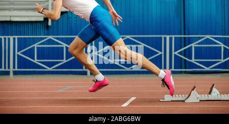 Athlet runner start Sprint Rennen auf dem Weg zum Stadion Stockfoto