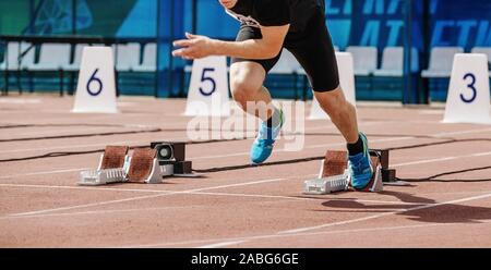 Männliche Athlet Sprinter 100 Meter bei Leichtathletik Wettbewerb starten Stockfoto