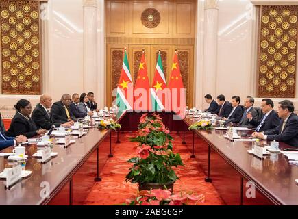 Peking, China. 27 Nov, 2019. Chinesische Ministerpräsident Li Keqiang trifft sich mit Surinames Präsident Wunsch Bouterse Wer ist auf einem Staatsbesuch in China in Peking, der Hauptstadt von China, Nov. 27, 2019. Credit: Li Xueren/Xinhua/Alamy leben Nachrichten Stockfoto