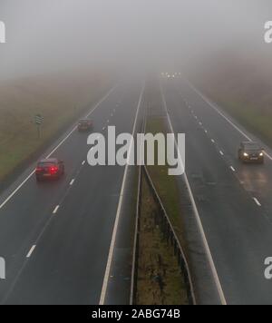 East Lothian, Großbritannien. November 2019. UK Wetter: Miserables Wetter mit starkem Nebel, was zu schwierigen Fahrbedingungen mit Sicht auf nur ein paar hundert Meter auf der A1 zweispurig Stockfoto