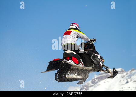 Segelfliegen in das schneemobil Rennen Stockfoto