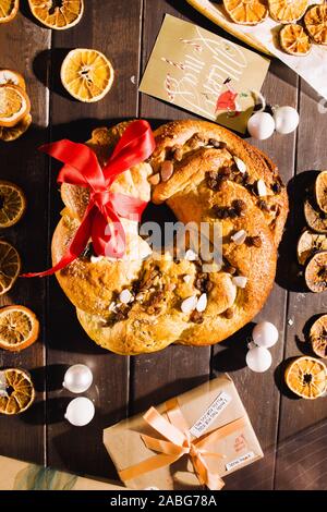 Frisch gebackene chrismtas roll Kranz auf einem hölzernen Hintergrund mit verschiedenen Weihnachten Dekoration Stockfoto