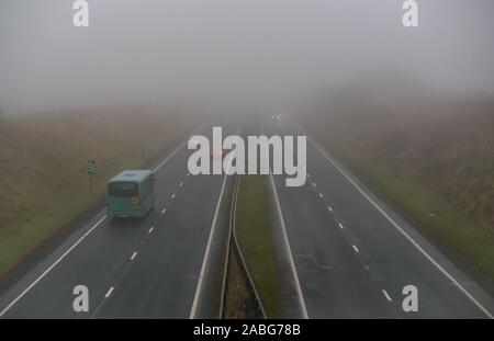 East Lothian, Großbritannien. November 2019. UK Wetter: Miserables Wetter mit starkem Nebel, was zu schwierigen Fahrbedingungen mit Sicht auf nur ein paar hundert Meter auf der A1 zweispurig Stockfoto