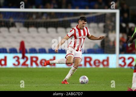 Cardiff, Großbritannien. 26 Nov, 2019. Danny Batth von Stoke City in Aktion. EFL Skybet Meisterschaft übereinstimmen, Cardiff City v Stoke City in Cardiff City Stadium am Dienstag, den 26. November 2019. Dieses Bild dürfen nur für redaktionelle Zwecke verwendet werden. Nur die redaktionelle Nutzung, eine Lizenz für die gewerbliche Nutzung erforderlich. Keine Verwendung in Wetten, Spiele oder einer einzelnen Verein/Liga/player Publikationen. pic von Andrew Obstgarten/Andrew Orchard sport Fotografie/Alamy Live news Credit: Andrew Orchard sport Fotografie/Alamy leben Nachrichten Stockfoto