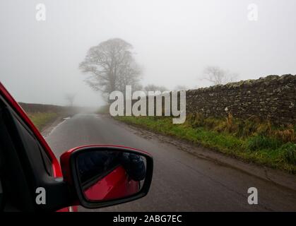 East Lothian, Großbritannien. November 2019. UK Wetter: Nach 3 Tagen starken Regens, das miserable Wetter mit starkem Nebel führt zu schwierigen Fahrbedingungen mit Sicht auf nur ein paar hundert Meter auf kleinen Landstraßen Stockfoto