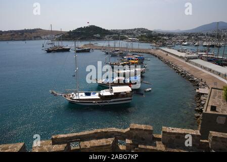 Luxus Segeln Yachten im Yachthafen von Bodrum mit einem Teil der Burg von Bodrum aus Luftbild Stockfoto