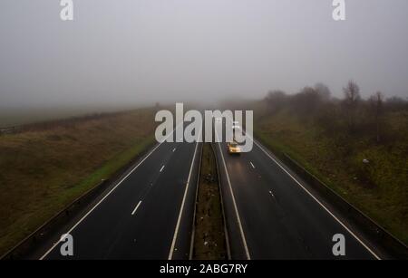 East Lothian, Großbritannien. November 2019. UK Wetter: Miserables Wetter mit starkem Nebel, was zu schwierigen Fahrbedingungen mit Sicht auf nur ein paar hundert Meter auf der A1 zweispurig Stockfoto