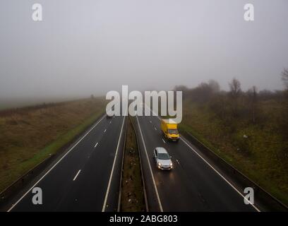 East Lothian, Großbritannien. November 2019. UK Wetter: Miserables Wetter mit starkem Nebel, was zu schwierigen Fahrbedingungen mit Sicht auf nur ein paar hundert Meter auf der A1 zweispurig Stockfoto