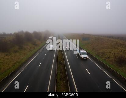 East Lothian, Großbritannien. November 2019. UK Wetter: Miserables Wetter mit starkem Nebel, was zu schwierigen Fahrbedingungen mit Sicht auf nur ein paar hundert Meter auf der A1 zweispurig Stockfoto