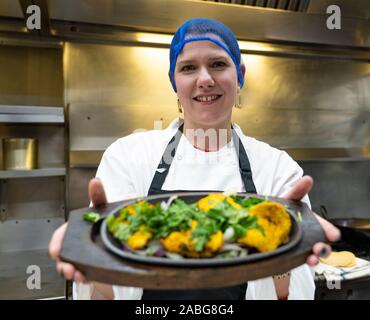 Bearsden, Schottland, Großbritannien. 27. November 2019. Liberaldemokraten Jo Swinson besucht die Ashoka Restaurant Küche und wird Kochkurse von den Köchen. Sie warnte über die Bedrohung Brexit für kleine und mittlere Unternehmen darstellt. Iain Masterton/Alamy Leben Nachrichten. Stockfoto