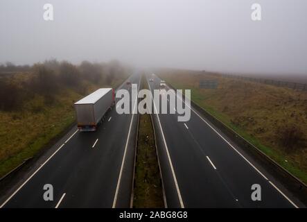 East Lothian, Großbritannien. November 2019. UK Wetter: Miserables Wetter mit starkem Nebel, was zu schwierigen Fahrbedingungen mit Sicht auf nur ein paar hundert Meter auf der A1 zweispurig Stockfoto