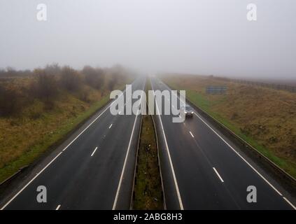 East Lothian, Großbritannien. November 2019. UK Wetter: Miserables Wetter mit starkem Nebel, was zu schwierigen Fahrbedingungen mit Sicht auf nur ein paar hundert Meter auf der A1 zweispurig Stockfoto