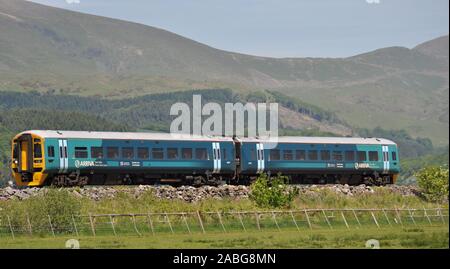 Borth Ceredigion/UK vom 7. Juni 2013: Der jetzt verstorbene DMU [Diesel Multiple Unit] Arriva Trains Wales durch die Mitte von Wales auf dem Land reisen. Stockfoto