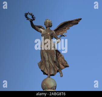 Aberystwyth Ceredigion Wales/UK am 12. Juni 2016: Nahaufnahme der geflügelte Statue namens "Sieg, steigen sie auf der Erde mit Nachrichten von Sieg und Frieden" Stockfoto