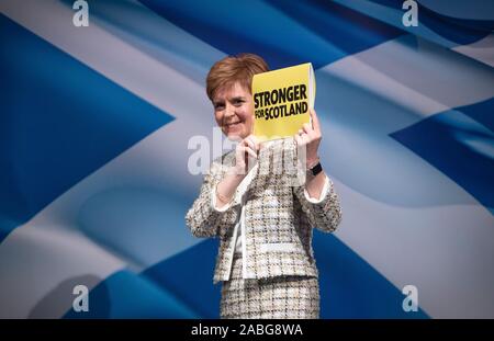 Erster Minister Nicola Sturgeon an der SNP allgemeine Wahlprogramm launch bei SWG 3, Glasgow, während im Bundestagswahlkampf. PA-Foto. Bild Datum: Mittwoch, November 27, 2019. Siehe PA Geschichte Politik Wahl. Photo Credit: Jane Barlow/PA-Kabel Stockfoto