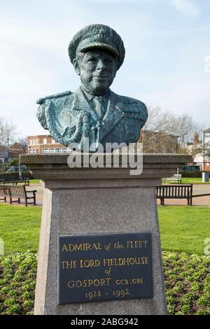 Bronzebüste statue Portrait von Admiral der Herr Fieldhouse - der Falkland-krieg - stehend auf einem Steinsockel in Guilin Garten in Gosport Hampshire, England UK (105) Stockfoto