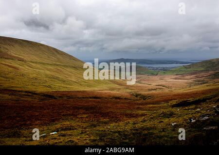 Conor Pass Road kreuzt die Berge der Halbinsel Dingle, Irland Dingle und Dingle Bay Stockfoto