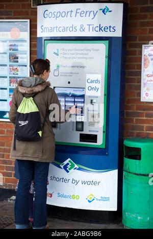 Frau Passagier/lady Auswahl, Auswahl und Kauf von Tickets aus einem Karten nur automatische ticket Maschine für sich selbst zu Portsmouth auf der Gosport Ferry in Hampshire zu reisen. Großbritannien (105) Stockfoto