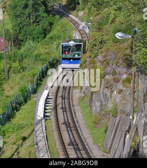 Bergen, Norwegen Europa den 11. Juli 2013: fløibahn Standseilbahn von Bergen und Bryggyn auf die Hill Top Aussicht auf den Berg Fløyen Stockfoto