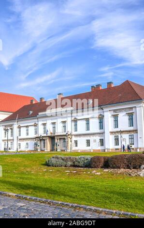 Budapest, Ungarn - Nov 6, 2019: Burg, in der ungarischen Hauptstadt. Sandor Palast, Sitz des ungarischen Präsidenten, im Hintergrund. Die Budaer Burg Innenhof. Osteuropäischen Stadt. Stockfoto