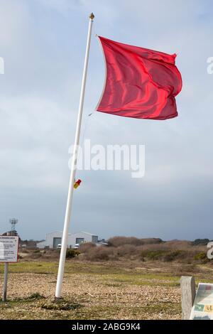 Rote Flagge für Gefahr und halten Sie (MOD Immobilien Landfläche) mit Zeichen / Zeichen und Hinweise auf Browndown militärische Ausbildungslager Küste-/Küstenbereich base/site/Zone. Warnung zeigt live Feuer auf dem Schießplatz. Lee auf den Solent in der Nähe von Gosport und Portsmouth. Großbritannien (105) Stockfoto