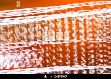 Die Entwicklung des abstrakten, weiße Linien auf dem orangen Hintergrund Stockfoto