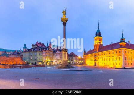 Schlossplatz mit der königlichen Burg, bunte Häuser und Sigismund Spalte in der Altstadt während der Morgen blaue Stunde, Warschau, Polen. Stockfoto