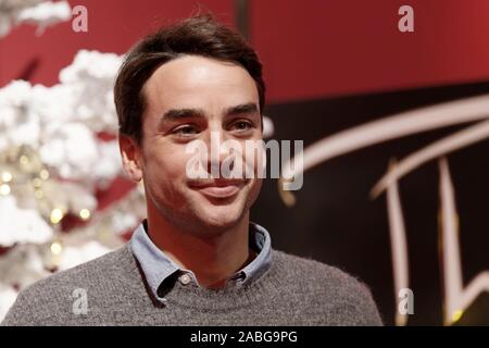 Paris, Frankreich, 20. November 2019. Julien Bugier nimmt am Start des „Peres Noel Verts“ von Secours Populaire Francais in Paris Teil Stockfoto