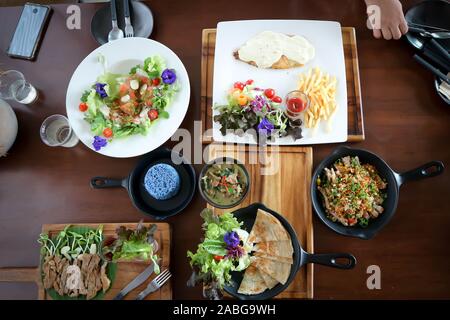 Fisch, Steak, Lachs, Salat und Roti in der Ansicht von oben Stockfoto