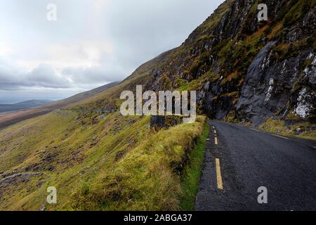 Conor Pass Road kreuzt die Berge der Halbinsel Dingle, Irland Dingle und Dingle Bay Stockfoto