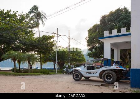 Ilha Grande, Brasilien. 24. Dezember, 2012. Anzeigen einer Streife Strand Buggy vor der Loslösung der Policia Militar geparkt Estado do Rio de Janeiro (PMERJ) (Militärpolizei von Rio de Janeiro), während der Morgen im Vila tun sehen Santorini Santorini (Dorf), Ilha Grande, die Gemeinde von Angra dos Reis, Bundesstaat Rio de Janeiro, Brasilien. Am 5. Juli 2019, Ilha Grande wurde von der UNESCO als Weltkulturerbe eingetragen. Stockfoto