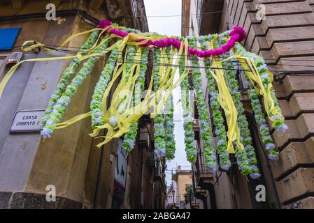 Dekorationen auf dem Corso Umberto I Straße in Acireale Küstenstadt und Gemeinde in der Metropole von Catania, Sizilien, Süditalien Stockfoto