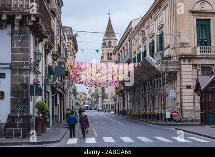 Via Vittorio Emanuele II Straße in Acireale Küsten Stadt und Gemeinde im Großraum Stadt Catania, Sizilien, Süditalien - Kathedrale im Hintergrund Stockfoto