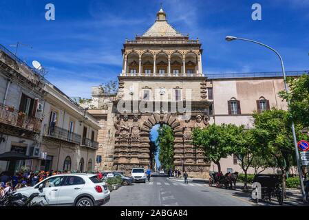 Blick vom Corso Calatafimi auf Porta Nuova - monumentalen Tor der historischen Stadtmauern von Palermo Stadt von Italien, Hauptstadt der autonomen Region Sizilien Stockfoto