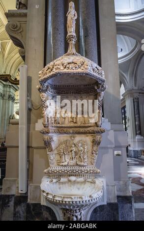 Heiliges Wasser font in der Metropolitan Kathedrale der Himmelfahrt der Jungfrau Maria in Palermo Stadt im südlichen Italien, Hauptstadt der autonomen Region Sizilien Stockfoto