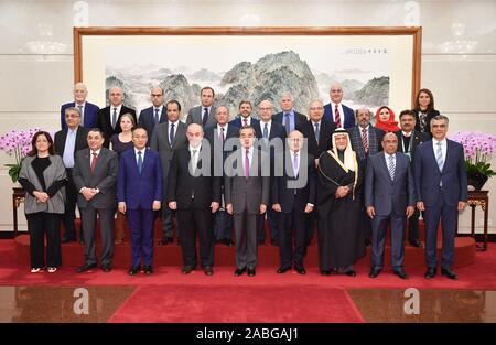 Peking, China. 27 Nov, 2019. Chinesischen Staatsrat und Außenminister Wang Yi trifft mit ausländischen Gästen die Teilnahme an den Nahen Osten Security Forum in Peking, der Hauptstadt von China, Nov. 27, 2019. Credit: Li Xiang/Xinhua/Alamy leben Nachrichten Stockfoto