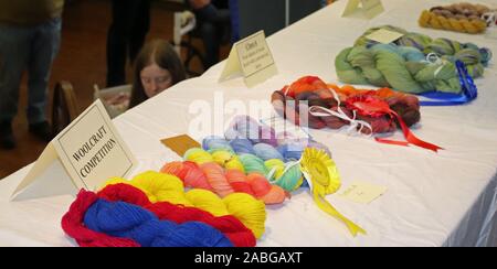 Am Masham Schafe fair in den Yorkshire Dales bunte Einträge in die Wolle Handwerk Wettbewerb in der Haupthalle in der masham Rathaus angezeigt werden Stockfoto