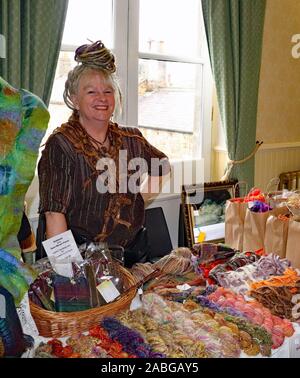 Nanny Lynn der Kunst fühlte Designs bei Masham Schafe Fair 2019. Sie ist Ein- und Verkauf von Artikeln, die Sie aus Wolle geschaffen hat. Stockfoto