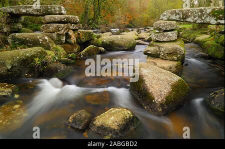 Fluss East Dart in der Nähe von dartmeet in Dartmoor, Devon im Herbst Stockfoto