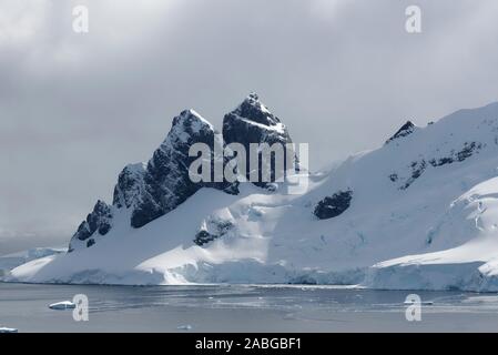 An der Küste von Grahamland, Danco Island, Antarktische Halbinsel. Die Küste von Danco Island in der Antarktis. Stockfoto