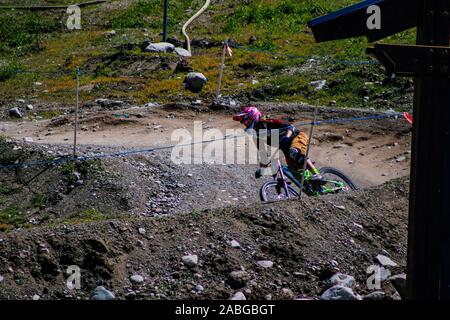 Whistler, Kanada, 16. Juni 2018: editorial Foto einer Person, ihr Mountainbike am Whistler Mountain. Der Sommer lockt viele Mountainbiker. Stockfoto