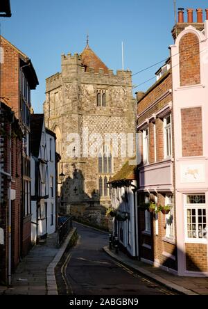 Häuser auf der Hill Street in der Altstadt von Hastings, East Sussex Richtung St Clements Kirche suchen Stockfoto