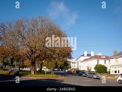 Mit den Eindruck eines kleinen Dorfes, grün, auf Pevensey Road, St Leonards Stockfoto