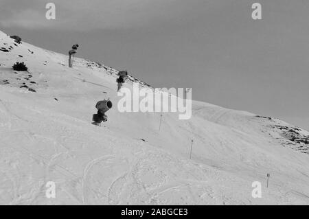 Aufgrund des globalen Klimawandels künstlichen Schnee ist impoortant für Winter Sport am Jakobshorn oberhalb von Davos Stadt Stockfoto