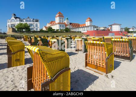 Ansicht der traditionellen Strandkorb liegen am Strand und Kurhaus Binz Hotel Binz Seebad auf Rügen in Deutschland Stockfoto