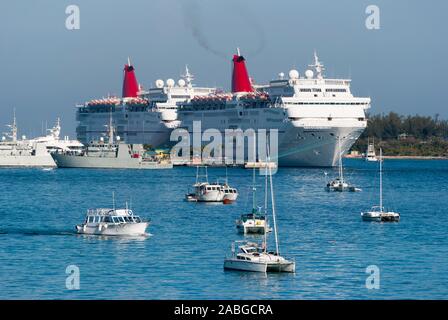 Der Blick auf die Yachten im Hafen von Nassau driften mit angelegten Kreuzfahrtschiffe und Navy Schiffe in einem Hintergrund (Nassau, Bahamas). Stockfoto
